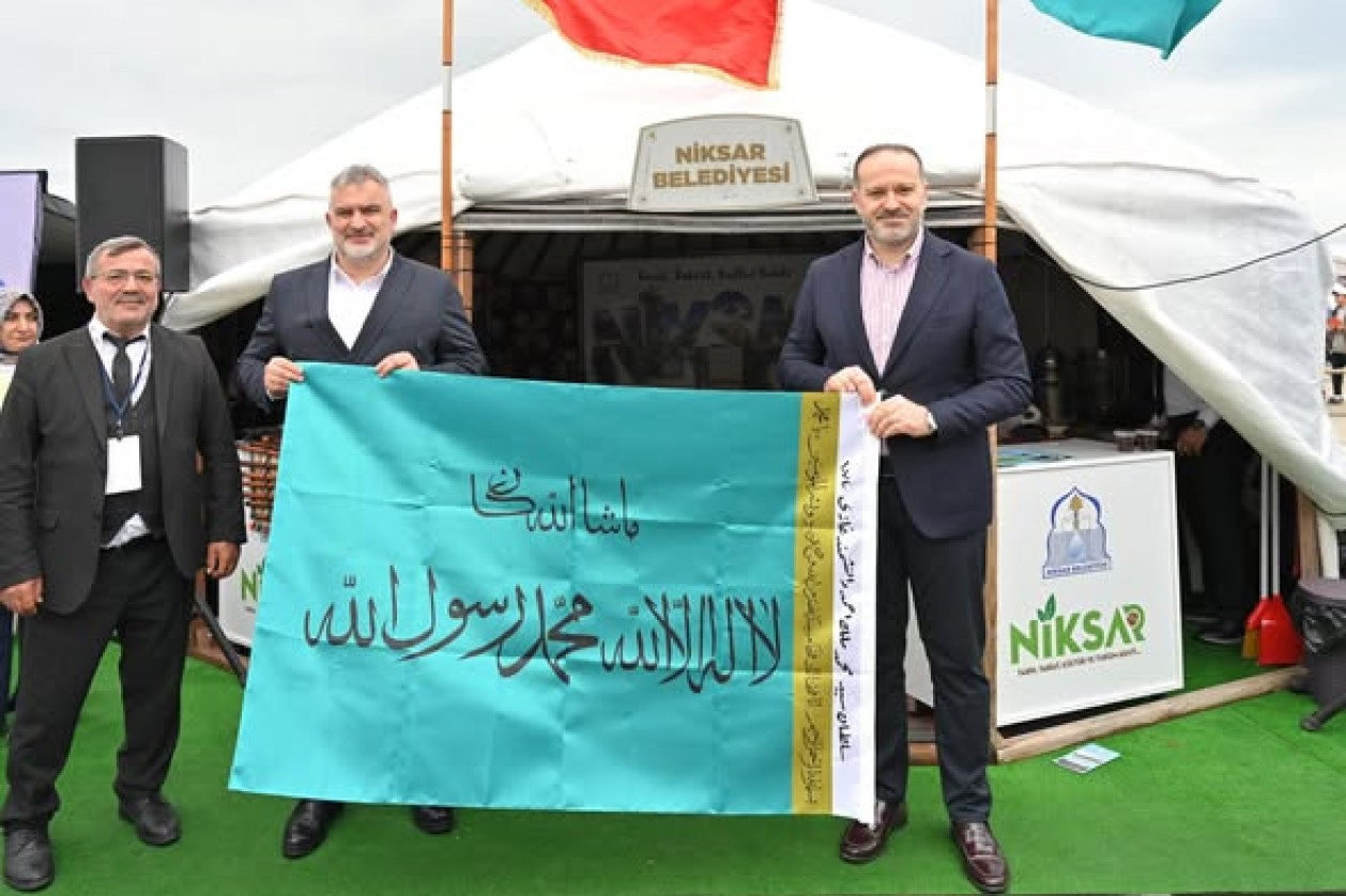 TRT Genel Müdürü kıymetli hemşehrimiz Prof. Dr. Mehmed Zahid Sobacı ve AK Parti Genel Başkan Yardımcımız Zafer Sırakaya, 8. Etnospor Kültür Festivali kapsamında festival alanında kurduğumuz Niksar standımızı ziyaret etti