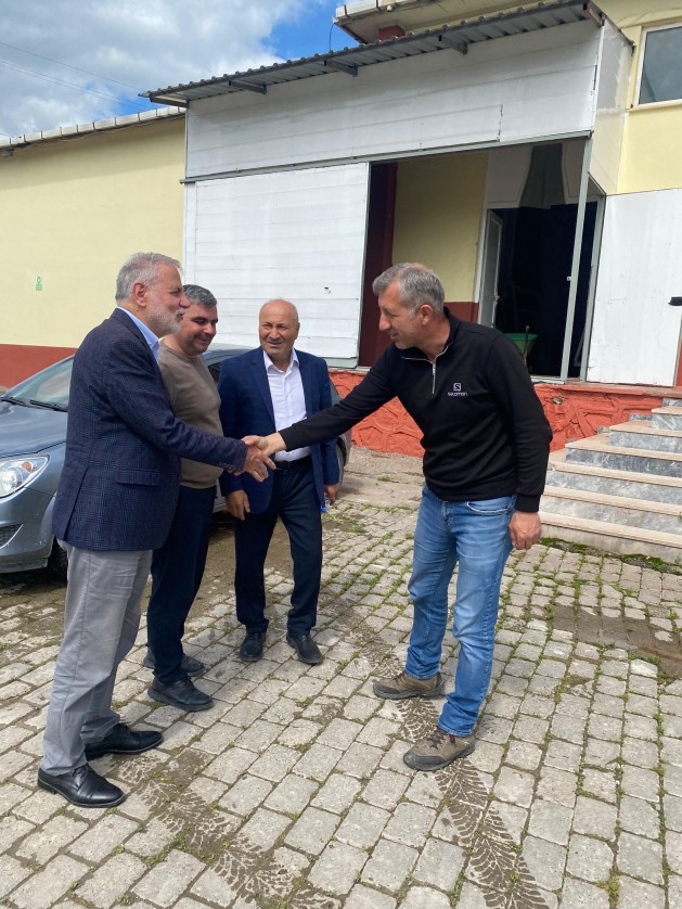 Belediye Başkan Vekilimiz Ahmet Ergüden, Belediye Başkan Yardımcımız Mustafa Koyuncu ve Belediye Meclis Üyemiz Akın Korkmaz, bayram tatili öncesi son mesai gününde belediyemizin tüm birimlerini ziyaret ederek personelimizle bayramlaştı