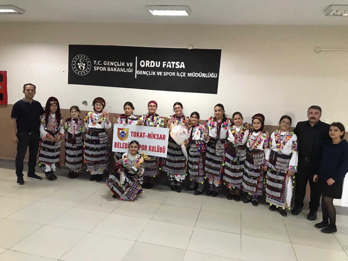 Ordu’nun Fatsa ilçesinde düzenlenen Halk Oyunları Bölge Yarışması’nda, Niksar Belediye Spor Kulübü Halk Oyunları Ekibimiz Minikler Kategorisinde Bölge İkincisi olarak bizlere büyük bir gurur yaşattı