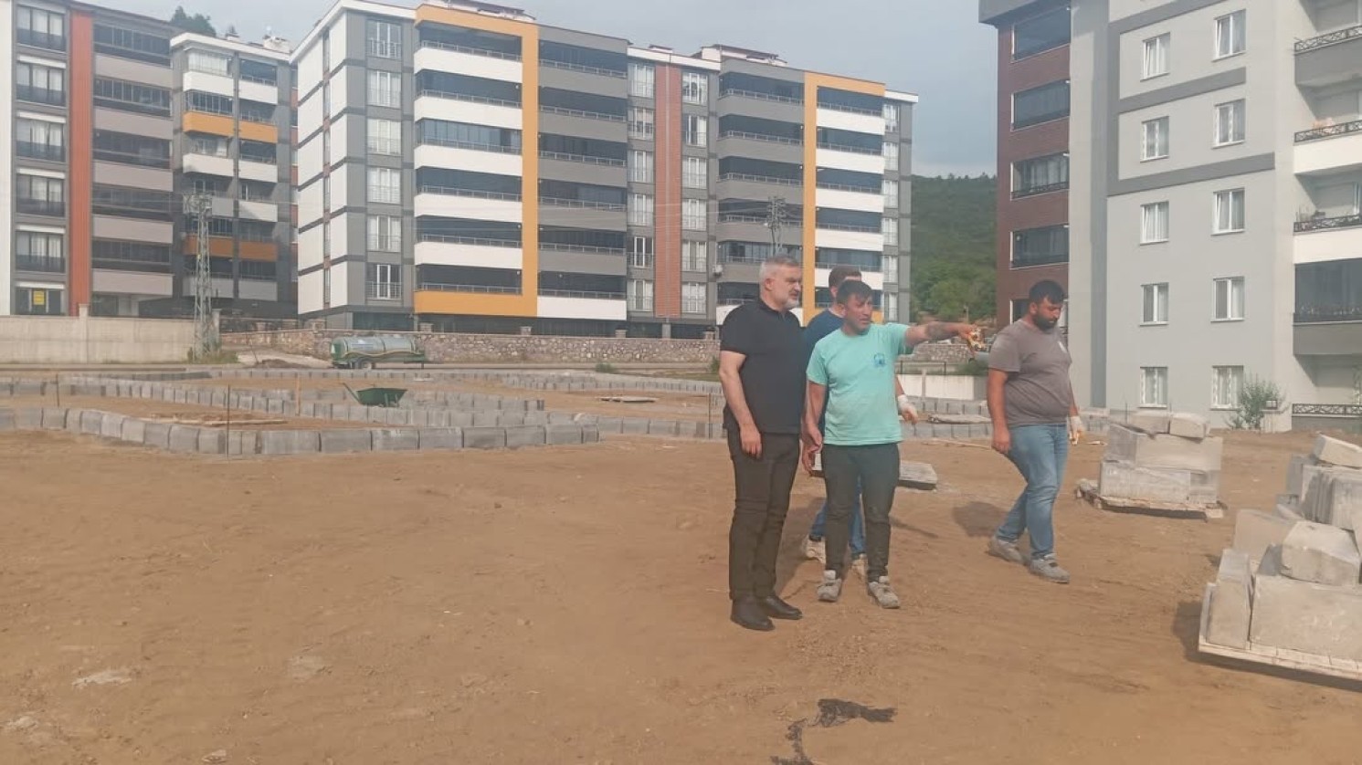 Belediye Başkanımız Semih Tepebaşı, Ayvaz Mahallesi Ulus Sokak’ta belediyemiz tarafından yapımına başlanan park alanında incelemelerde bulundu. Proje alanında yürütülen çalışmaları yerinde değerlendiren Başkanımız, ekiplerden bilgi aldı.