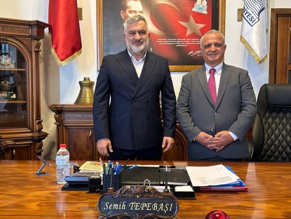Tokat Vakfı Başkanı Kerem Erdem, Kadın Kolları Başkanı Zümrüt Altınay, Yönetim Kurulu Üyesi Gülsüm Baydar ve Denetim Kurulu Üyesi Faik Kafalı, Belediye Başkanımız Semih Tepebaşı’nı makamında ziyaret etti