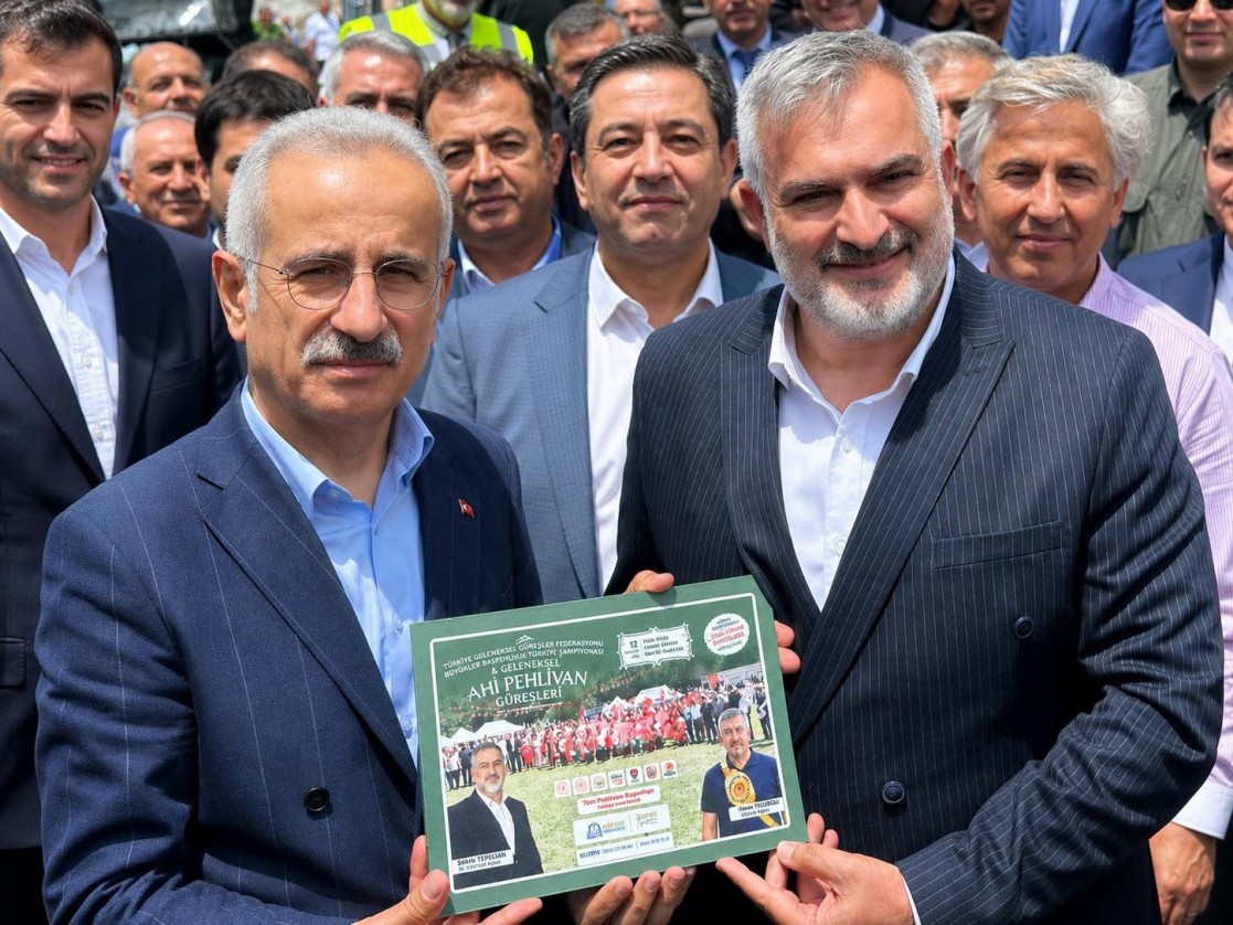Belediye Başkanımız Sayın Semih Tepebaşı, Tokat Çamlıbel Tüneli Temel Atma Töreni kapsamında ilimize teşrif eden Ulaştırma ve Altyapı Bakanımız Sayın Abdulkadir Uraloğlu ile bir araya geldi
