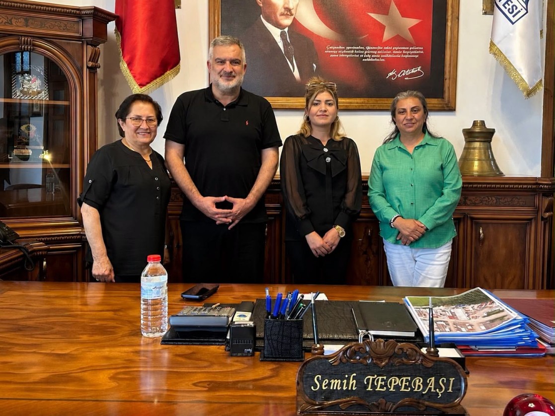 Tokat Güçlü Kadınlar Yardımlaşma ve Dayanışma Derneği Başkan Yardımcısı Hatun Zorlu, Niksarlı sanatçı Sabiha Demir ve Almuslu sanatçı Gülfidan Aksoy, Belediye Başkanımız Sayın Semih Tepebaşı’nı ziyaret etti