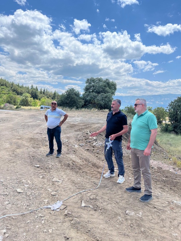 Belediye Başkanımız Semih Tepebaşı,Ayvaz Mahallesi’nde belediyemiz tarafından hayata geçirilmesi planlanan basketbol sahası, voleybol sahası ve kapalı tenis kortlarının yer alacağı proje alanında incelemelerde bulundu.