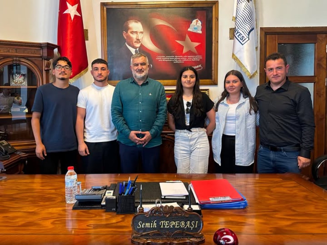 Erikbelen Köyü Muhtarı Hasbi Gül ve derneğin gençlik kolları yönetim kurulu üyeleri, Belediye Başkanımızı ziyaret ederek 25 Temmuz 2026 tarihinde düzenlenecek olan Geleneksel Erikbelen Köyü Şenliği’ne davet ettiler