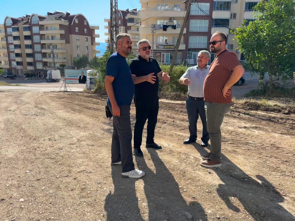 Belediye Başkanımız Semih Tepebaşı, Fen İşleri Müdürlüğümüzün teknik ekibiyle birlikte Ayvaz Mahallemizde yürütülen park düzenleme ve sıcak asfalt hazırlık çalışmalarını yerinde inceleyerek ekiplerimizden bilgi aldı
