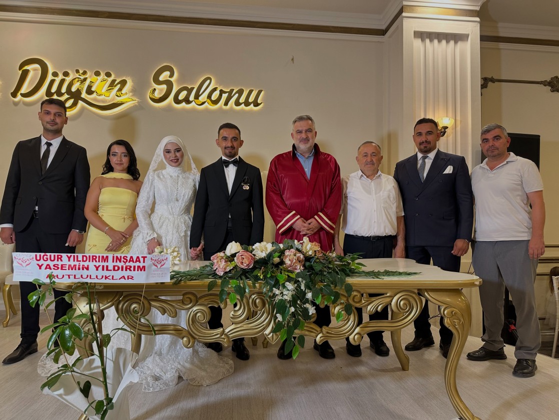 Belediye başkanımız Semih Tepebaşı, AK Parti Niksar İlçe Gençlik Kolları Başkanımız  Burak Korkmaz’ın kıymetli kardeşi Hasan Korkmaz ile İrem Dirim’in nikah merasimine katılarak genç çiftlerin en mutlu günlerinde yanlarında oldu