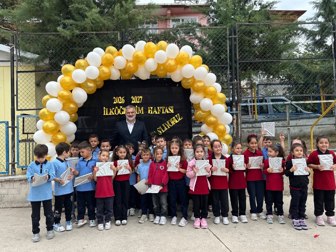 Belediye Başkanımız Semih Tepebaşı, Hükümet Konağı önünde gerçekleştirilen çelenk sunma töreninin ardından, İlköğretim Haftası etkinlikleri kapsamında Gaziahmet İlk-Ortaokulu’nda düzenlenen programa katıldı