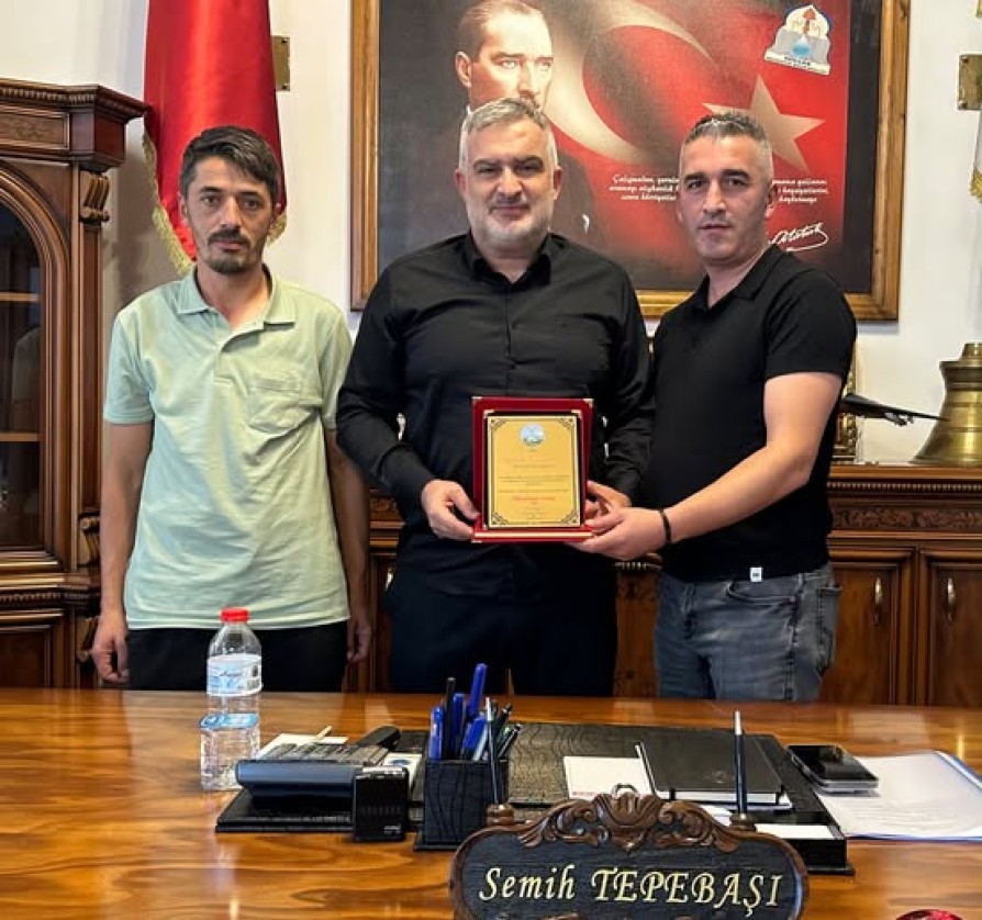 İstanbul Karacaörenliler Sosyal Kültür Yardımlaşma ve Dayanışma Derneği Başkanı Şuayip Kaçan ile Karacaören Aşıroğlu Mahallesi Muhtarı Ceyhun Kocabay, Belediye Başkanımız Semih Tepebaşı’nı makamında ziyaret etti