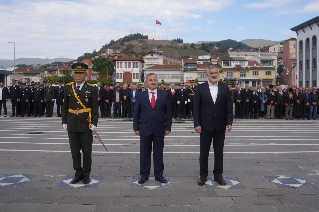 29 EKİM CUMHURİYET BAYRAMI ÇELENK SUNMA TÖRENİ DÜZENLENDİ