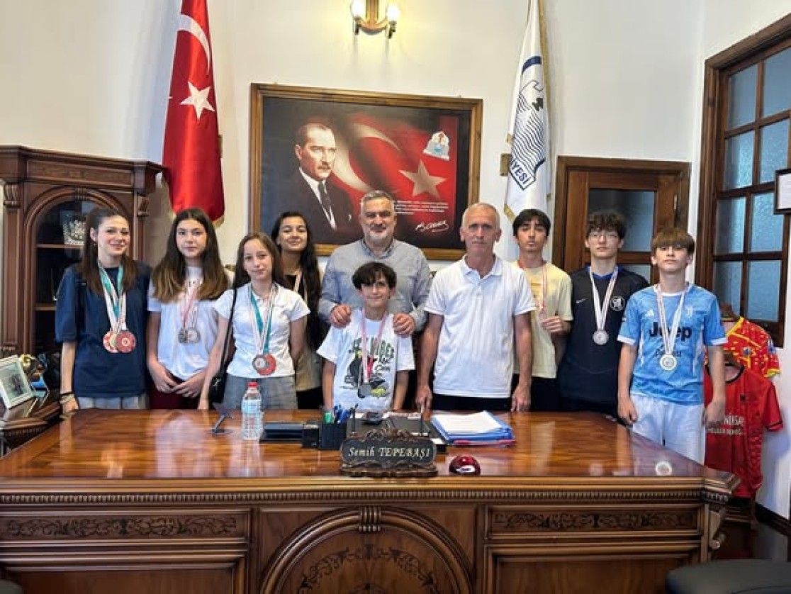 Abdullah Balcı Spor Kulübü sporcularımız Belediye Başkanımız Semih Tepebaşı’nı makamında ziyaret etti.