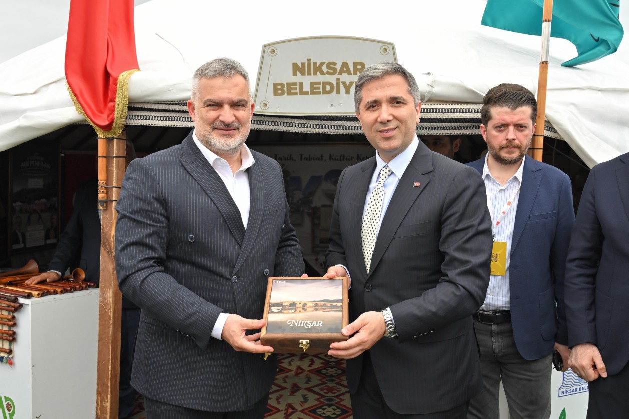 AK Parti Genel Başkan Yardımcımız Zafer Sırakaya, 8. Etnospor Kültür Festivali kapsamında festival alanında kurduğumuz Niksar standımızı ziyaret etti