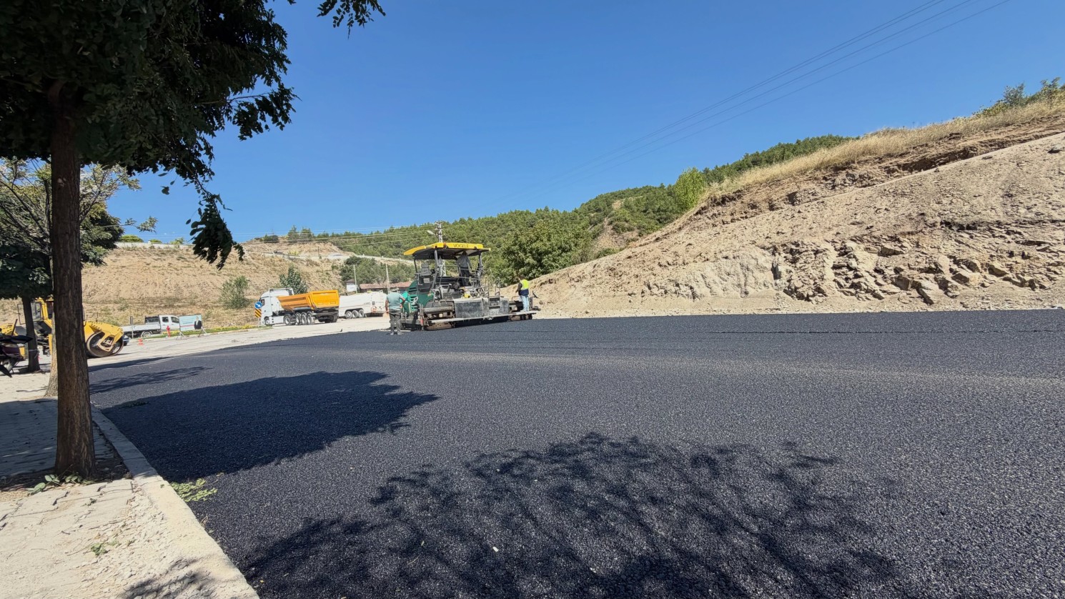 Ayvaz Mahallemizde yol genişletme çalışmalarının ardından başlattığımız sıcak asfalt kaplama çalışmalarını tamamladık