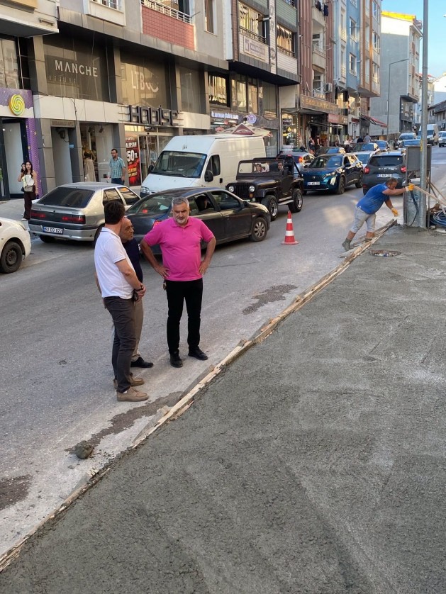 Belediye Başkanımız Sayın Semih Tepebaşı, Bengiler Mahallemizde devam eden çalışmaları yerinde inceleyerek ekiplerimizden yürütülen çalışmalar hakkında bilgi aldı