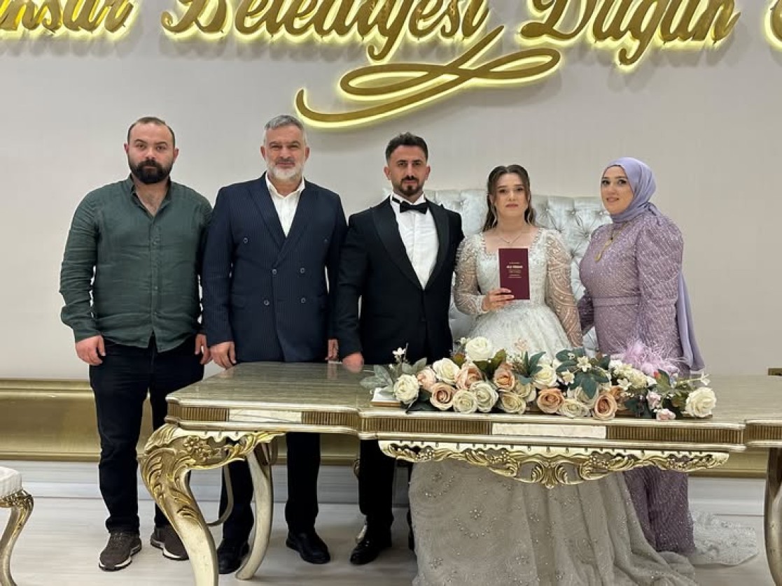 Belediye Başkanımız Semih Tepebaşı, belediyemiz personellerinden Şadi Ali Sönmez ile Selma Bilek çiftinin nikâh merasimine katılarak mutluluklarına ortak oldu