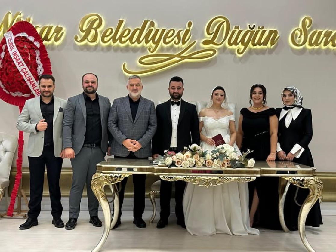 Belediye Başkanımız Semih Tepebaşı, Deniz Öğüd ile Halit Can Özmet çiftimizin nikâh merasimine katılarak bu anlamlı ve özel günlerinde mutluluklarına ortak oldu