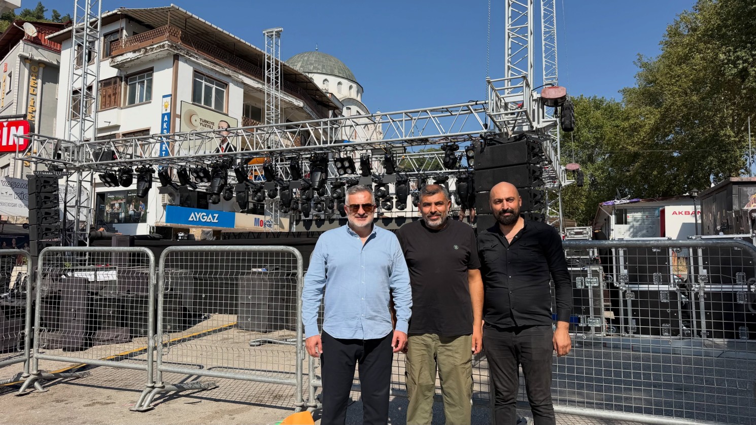 Belediye Başkanımız Semih Tepebaşı, konser alanımızı ziyaret ederek bu akşam gerçekleştirilecek program öncesinde hazırlıkları yerinde inceledi.