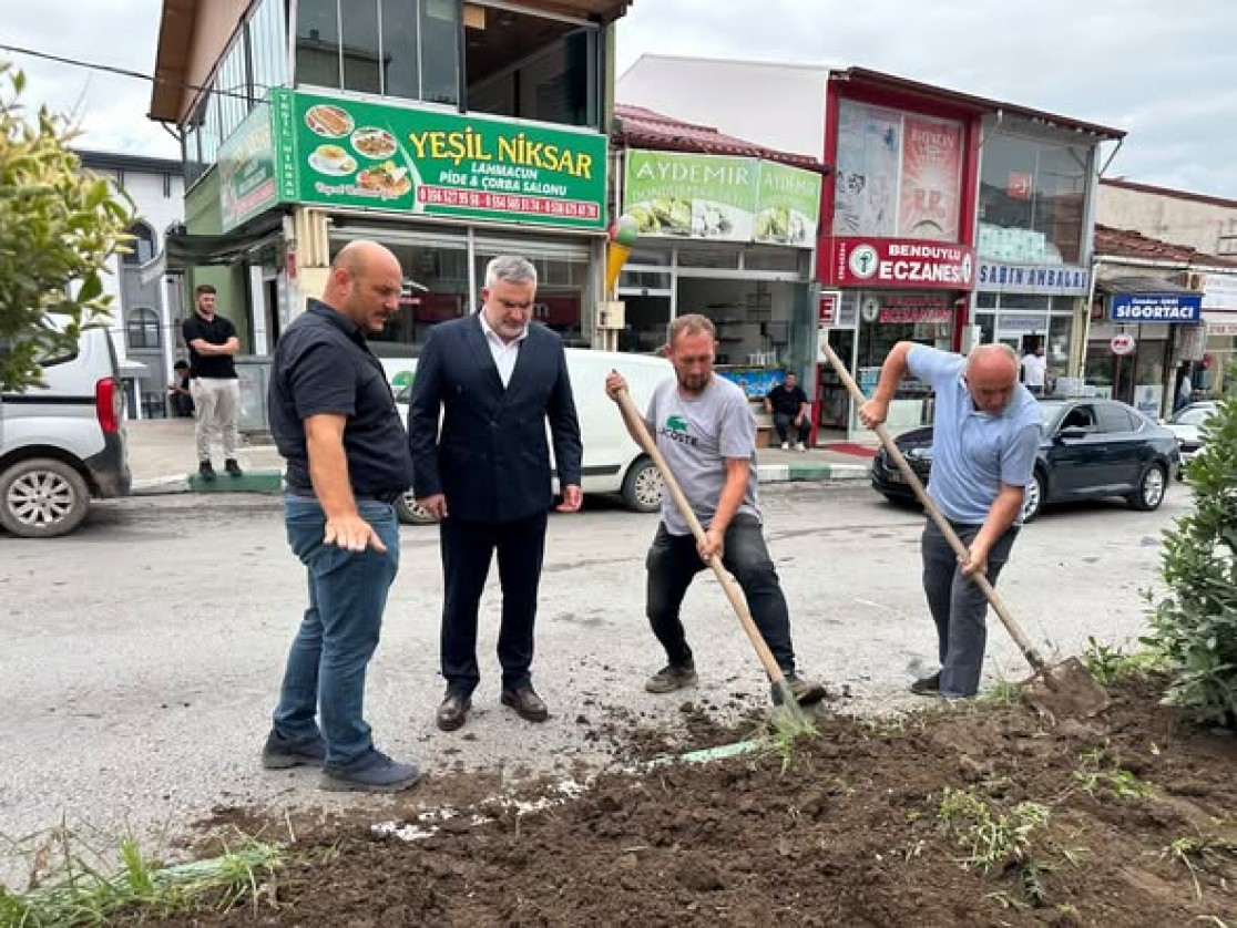 Belediye Başkanımız Semih Tepebaşı, Park ve Bahçeler Müdürlüğümüz tarafından Danişmend Gazi Bulvarı’nda yürütülen peyzaj çalışmalarını yerinde inceleyerek ekiplerimizden bilgi aldı