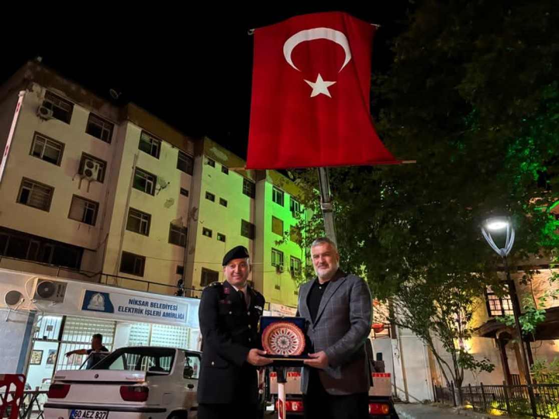 Belediye Başkanımız Semih Tepebaşı,İlçe Jandarma Komutanlığı görevini tamamlayan Jandarma Üsteğmen Gökhan İnce’ye, plaket takdim etti