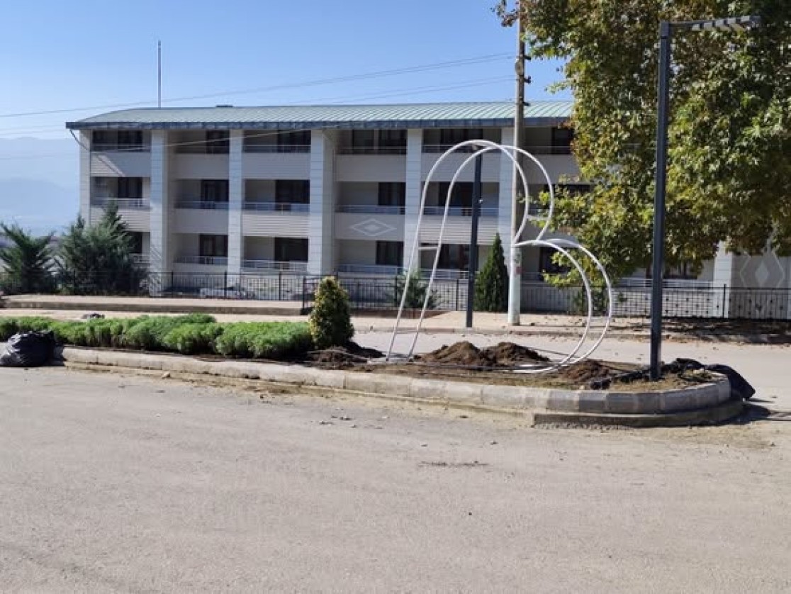 Belediyemiz Park ve Bahçeler Müdürlüğü ekiplerimiz, şehrimizin dört bir yanında bakım, onarım ve çevre düzenleme çalışmalarını aralıksız sürdürüyor