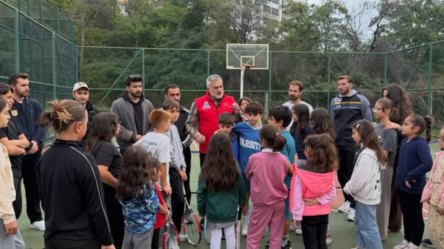 Belediyemiz tarafından hayata geçirilen Spor Niksar Projesi kapsamında tenis eğitimi alan çocuklarımız arasında düzenlenen tenis turnuvası, heyecan dolu anlara sahne oldu