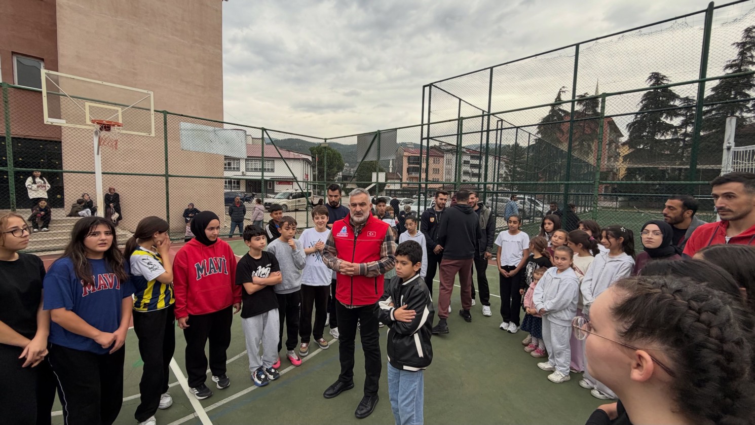 Belediyemiz tarafından hayata geçirilen Spor Niksar Projesi kapsamında voleybol eğitimi alan çocuklarımız arasında düzenlenen voleybol turnuvası, büyük bir heyecan ve coşkuya sahne oldu
