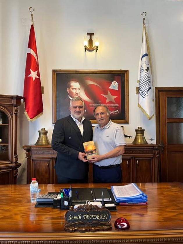 Emekli öğretmen, Niksarlı hemşehrimiz Faruk Yücer, Belediye Başkanımız Semih Tepebaşı’nı makamında ziyaret etti