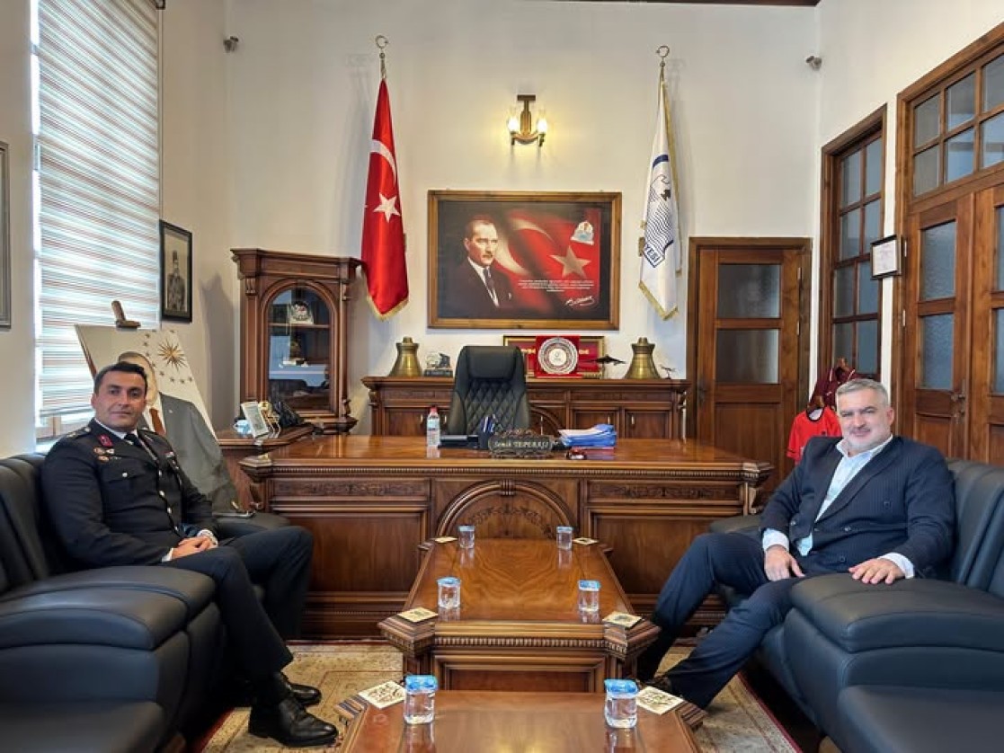 Geçtiğimiz günlerde Niksar İlçe Jandarma Komutanlığı görevine başlayan Üsteğmen Ahmet Turan Toksoy, Belediye Başkanımız Semih Tepebaşı’na iade-i ziyarette bulundu