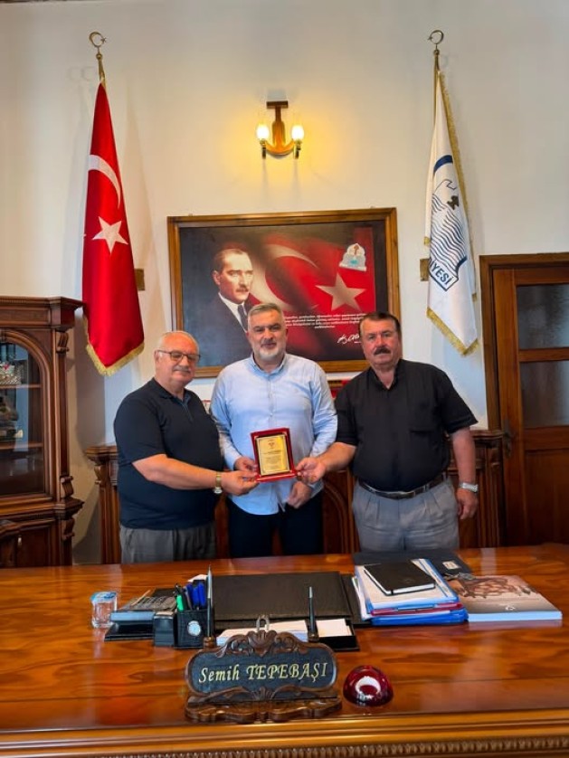Kapıağzı Köyü Muhtarı Bayram Yıldırım ile Kapıağzı Kültür, Dayanışma ve Yardımlaşma Derneği Başkanı Nazım Aydın, Belediye Başkanımız Sayın Semih Tepebaşı’nı makamında ziyaret etti
