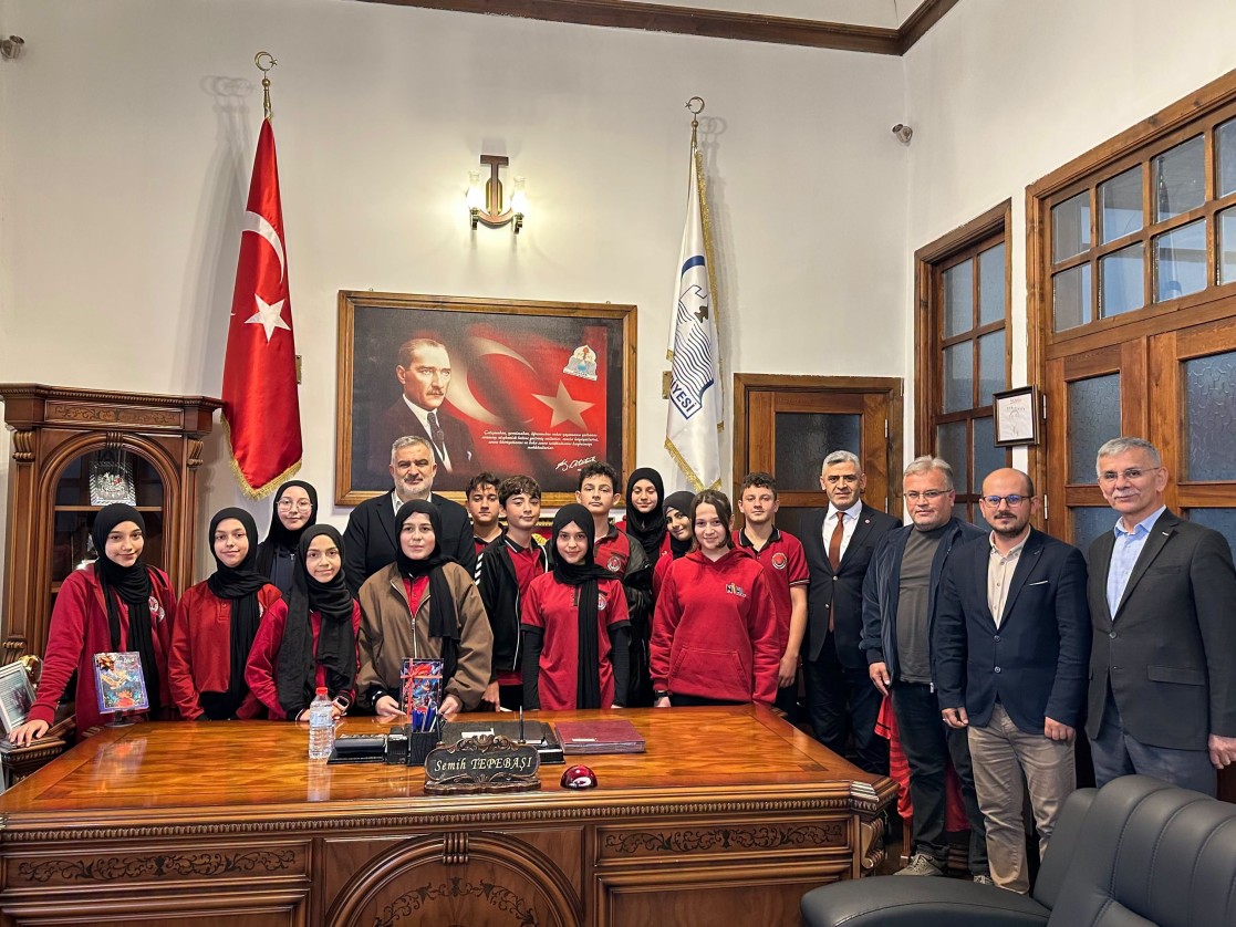 Niksar 15 Temmuz Şehit Erdem Diker AİHL Fen ve Sosyal Bilimler Proje Okulu  öğrencilerimizin kaleme aldığı eserlerden oluşan kitabı takdim