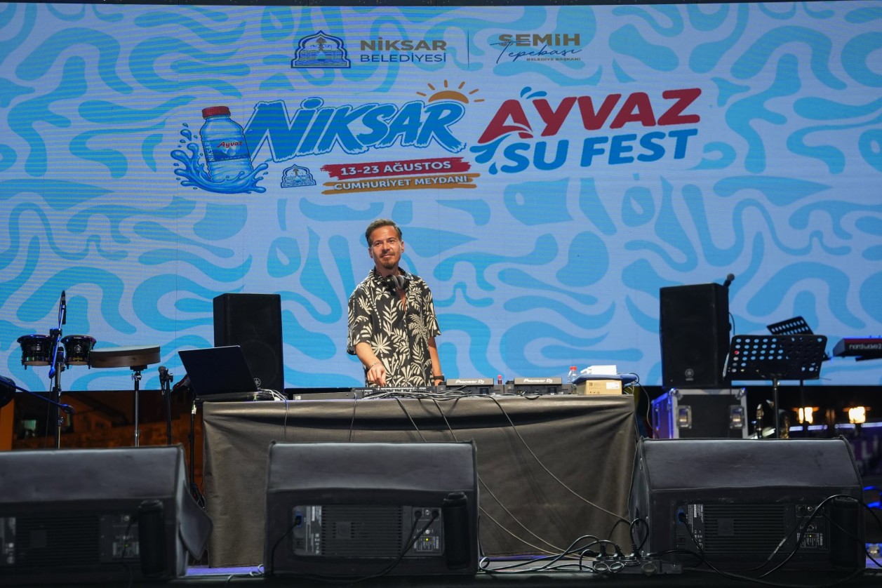 Niksar Ayvaz Su Festivali kapsamında sahne alan Erdem Kınay, sevilen şarkıları ve enerjik performansıyla Cumhuriyet Meydanı’nı dolduran hemşehrilerimize unutulmaz bir gece yaşattı. 🎤✨
