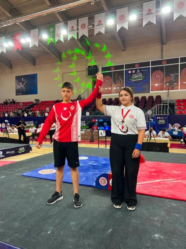 Niksar Belediye Spor Güreş Takımı sporcumuz Fuat Can Çolak, minikler 60 kg kategorisinde Türkiye 3’üncüsü olarak bronz madalya kazanmıştır. 🥉