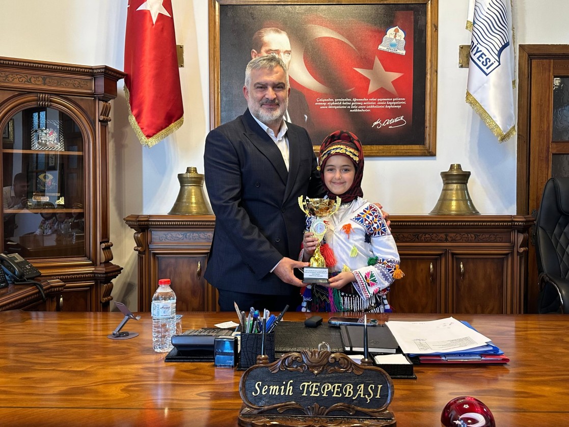 Niksar Belediye Spor Kulübü Halk Oyunları Ekibimiz, kazandıkları kupayı Belediye Başkanımız Semih Tepebaşı’na takdim etti