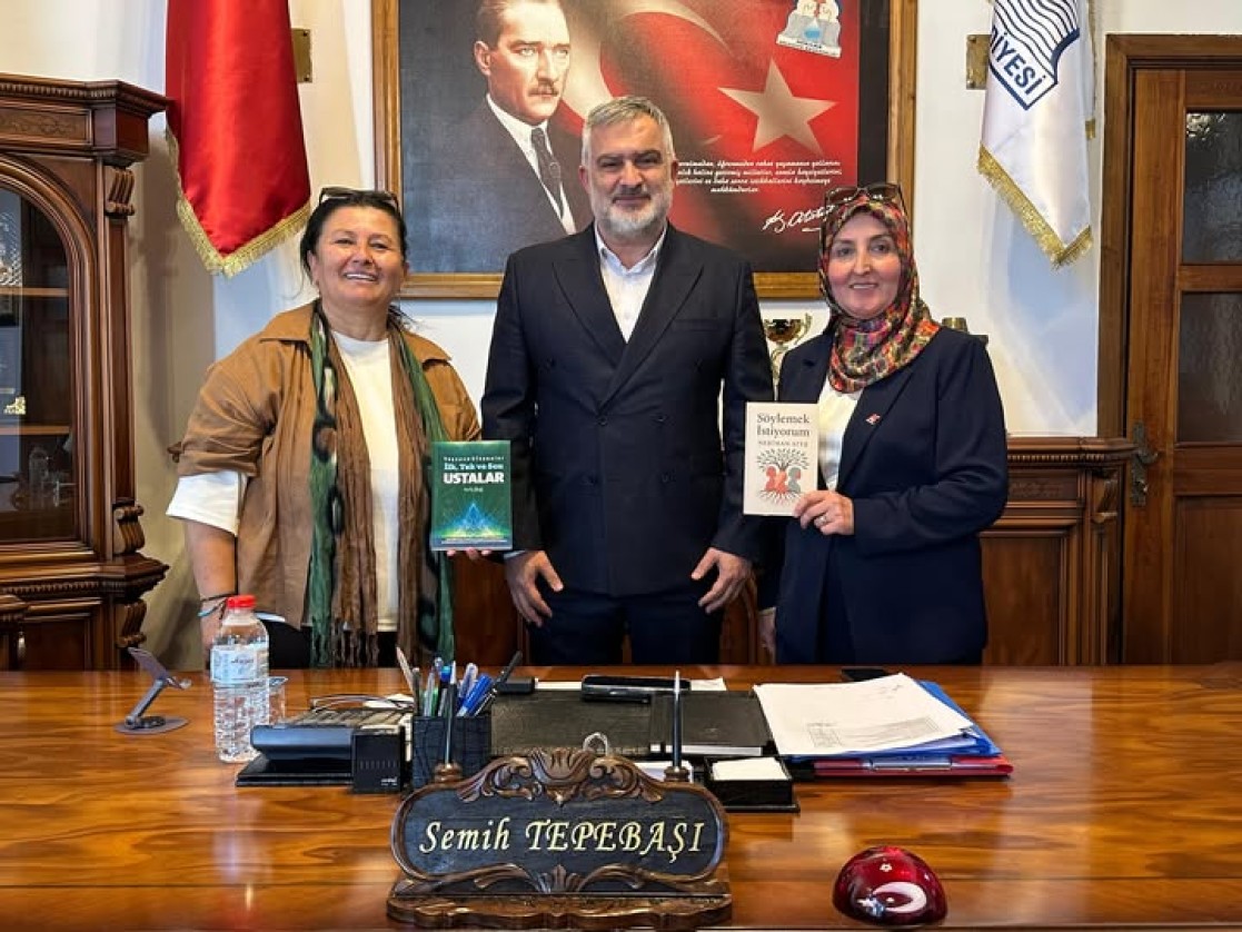Niksarlı hemşehrilerimiz, kıymetli yazarlarımız Ayla Bağ ve Neriman Ateş, Belediye Başkanımız Semih Tepebaşı’nı makamında ziyaret etti. 📚🤝