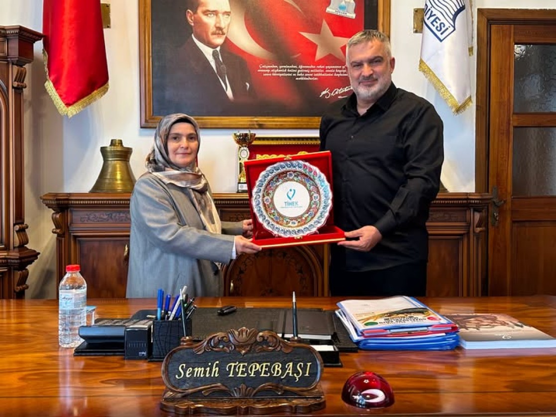Türkiye İnsan Hakları ve Eşitlik Kurumu (TİHEK) Kurul Üyesi Av. Fatma Çınar, Belediye Başkanımız Semih Tepebaşı’nı makamında ziyaret etti